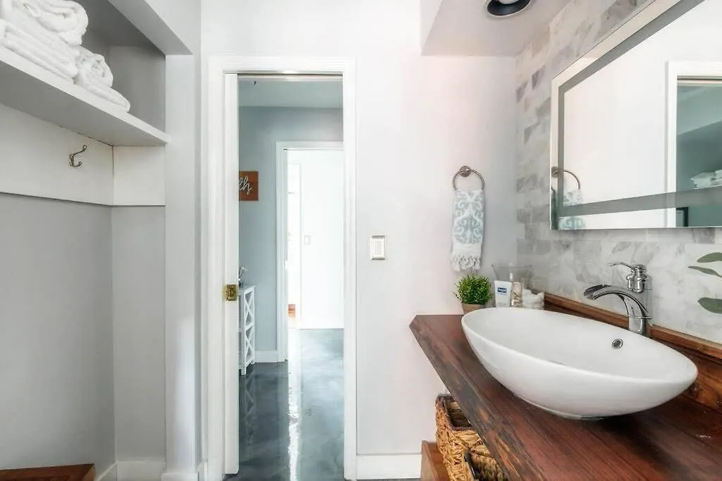 Walk To Broadway Charming Modern Historic Townhome Nashville Holiday home