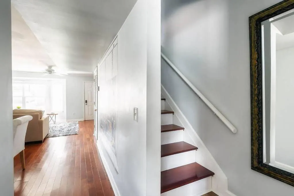 Walk To Broadway Charming Modern Historic Townhome Nashville Holiday home